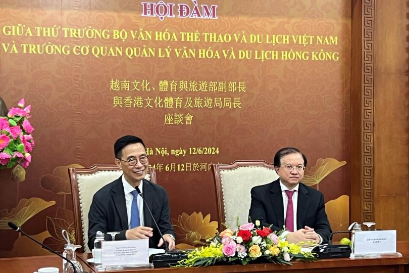 交換意見:  楊潤雄（左）在河內與謝光東會面。