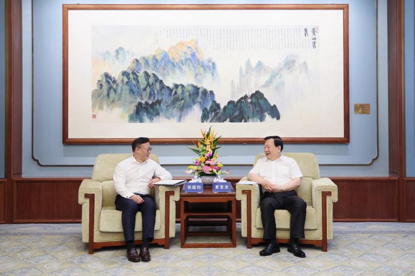 匯報:  張國鈞（左）拜會夏寶龍。