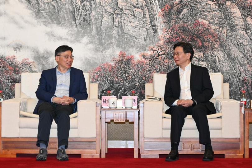 提升服務:  林世雄（左）與國鐵集團客運部主任黃欣會面。