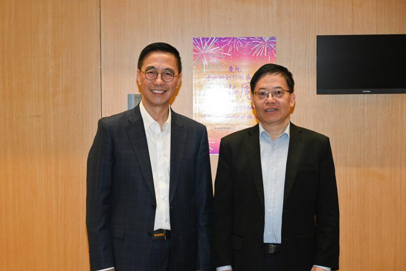 探討合作:  楊潤雄（左）向金興明介紹香港的文化藝術和創意產業最新發展。