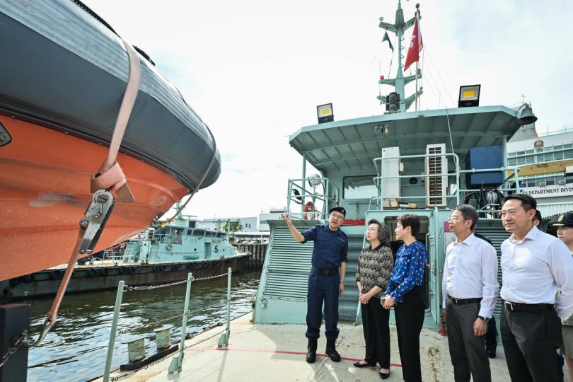 海上執法:  楊何蓓茵（左二）參觀昂船洲海關船隊基地。