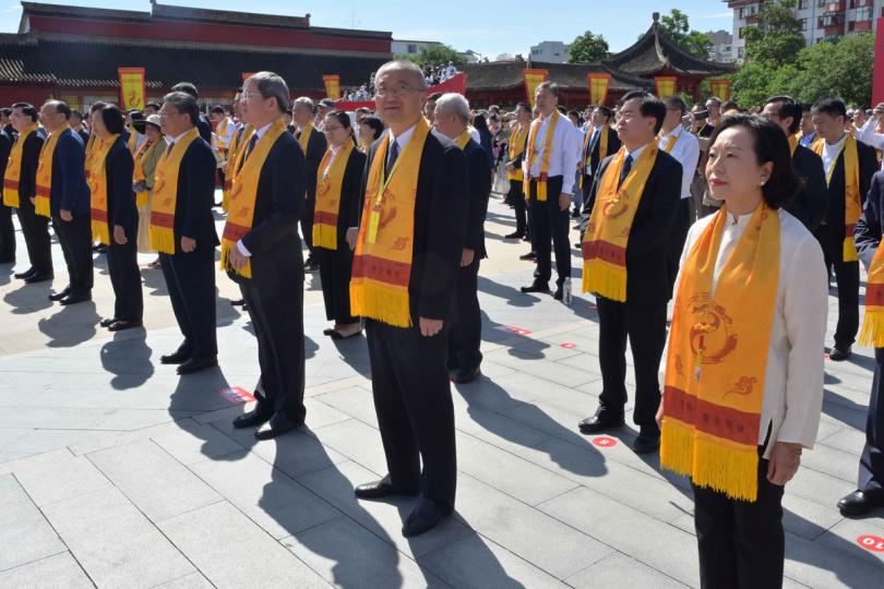 莊嚴肅穆:  麥美娟（右）在甘肅省天水市代表特區政府出席公祭伏羲大典。