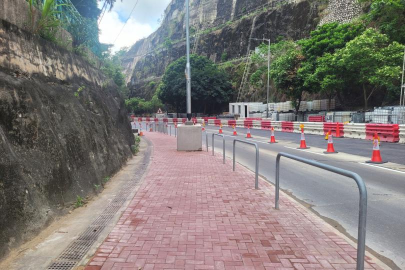 完成修復: 耀興道北面行人路路段連同相關行車線6月30日重開。 完成修復: 耀興道北面行人路路段連同相關行車線6月30日重開。