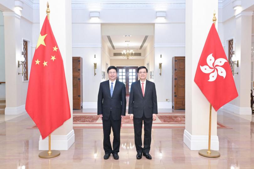 渝港合作: 李家超(右)在禮賓府與胡衡華會面。 渝港合作: 李家超(右)在禮賓府與胡衡華會面。