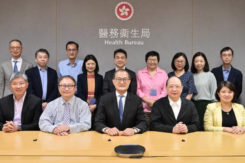 應對癌症: 盧寵茂(前排中)主持癌症事務統籌委員會第19次會議。 應對癌症: 盧寵茂(前排中)主持癌症事務統籌委員會第19次會議。