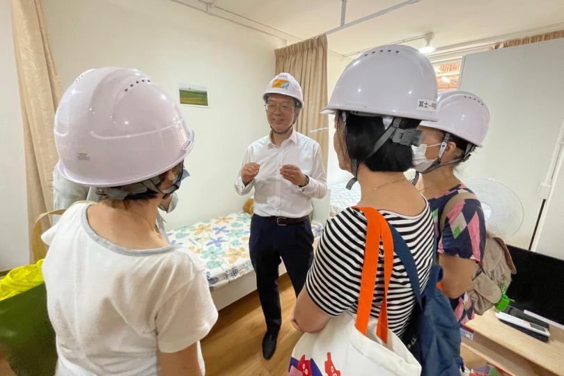親身感受: 戴尚誠(左二)與有意了解和申請簡約公屋的市民參觀位於牛頭角彩興路的簡約公屋樣板單位。 親身感受: 戴尚誠(左二)與有意了解和申請簡約公屋的市民參觀位於牛頭角彩興路的簡約公屋樣板單位。