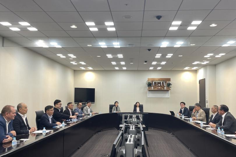 推廣香港:  林世雄（左三）在東京向班輪公司推廣香港高增值海運服務。