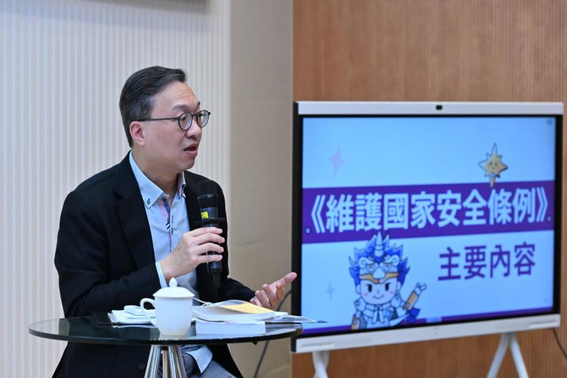 正確信息:  林定國向第二階段法治教育領袖培訓計劃的學員授課。