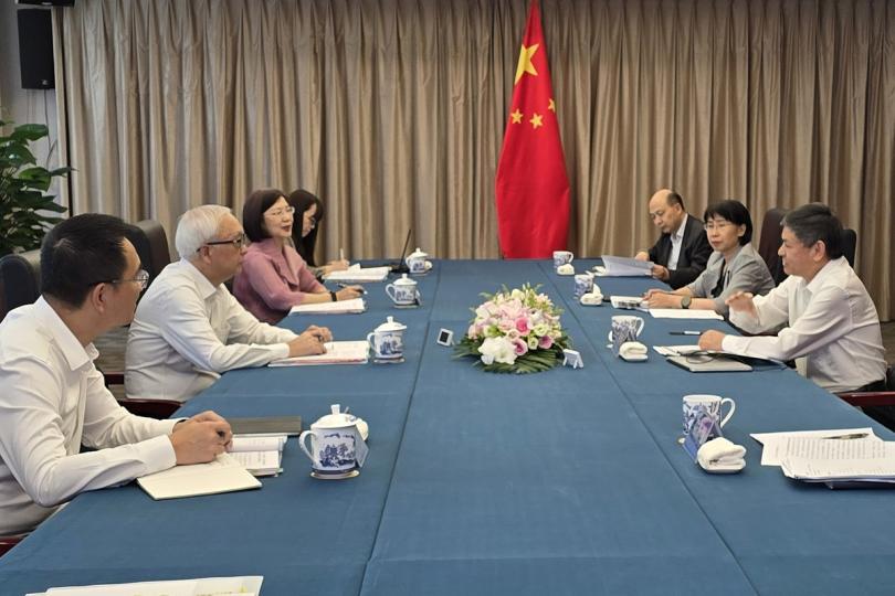 深入交流:  謝展寰（左二）到訪國家生態環境部，與黃潤秋（右一）會面。