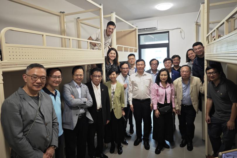 配套完備:  何永賢（前排左五）與立法會房屋事務委員會委員在珠海參觀富山工業城園區及員工宿舍。