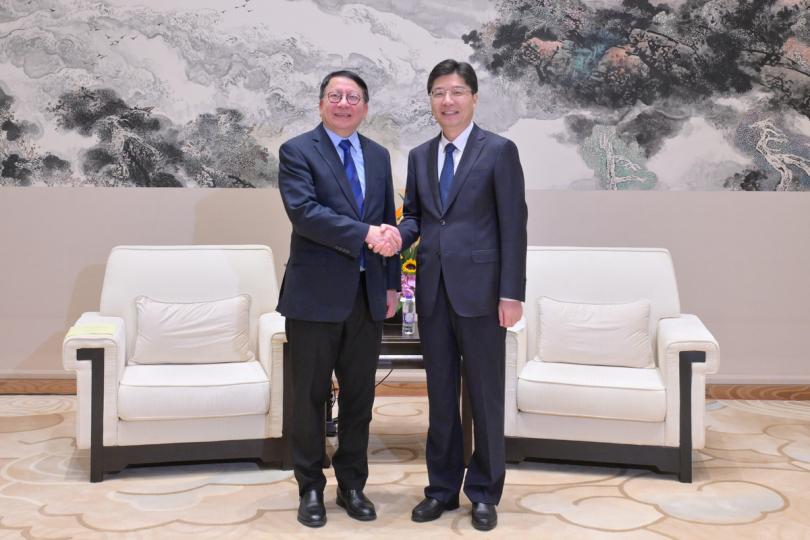 優勢互補:  陳國基（左）與姚高員會面，討論深化杭州和香港合作。