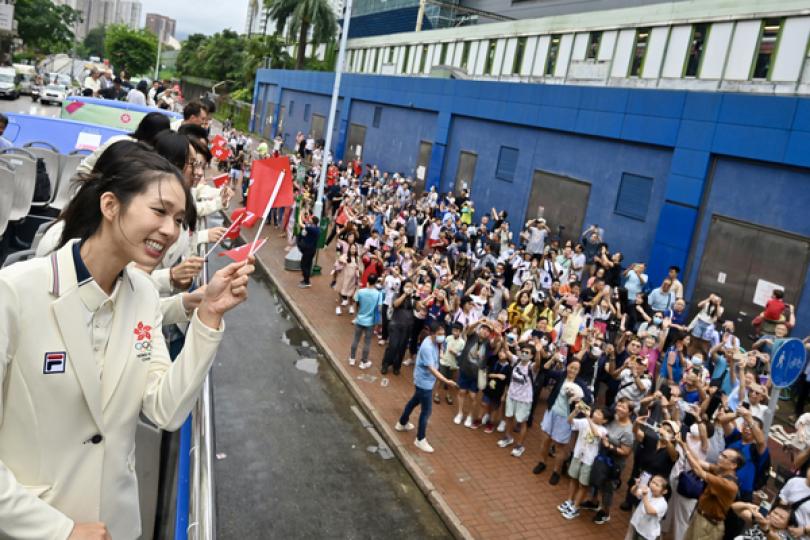 巴奧代表團巴士巡遊接受祝賀