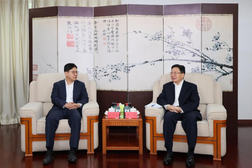 匯報:  孫玉菡（左）向周霽匯報特區政府過去一年在社會福利、勞工政策和招攬人才等範疇的工作進展。