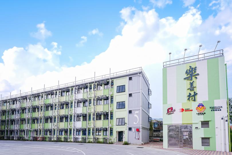 開放參觀:  到場參觀的市民可乘專車到大埔船灣黃魚灘樂善村，一睹其環境。