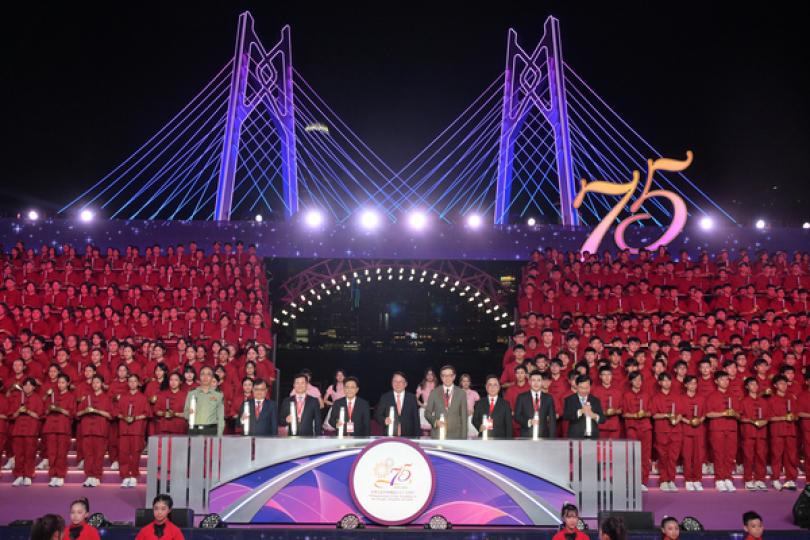 學校辦升國旗儀式賀國慶75周年