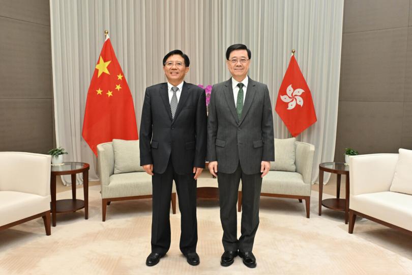 交換意見:  李家超（右）與孫金龍會面。