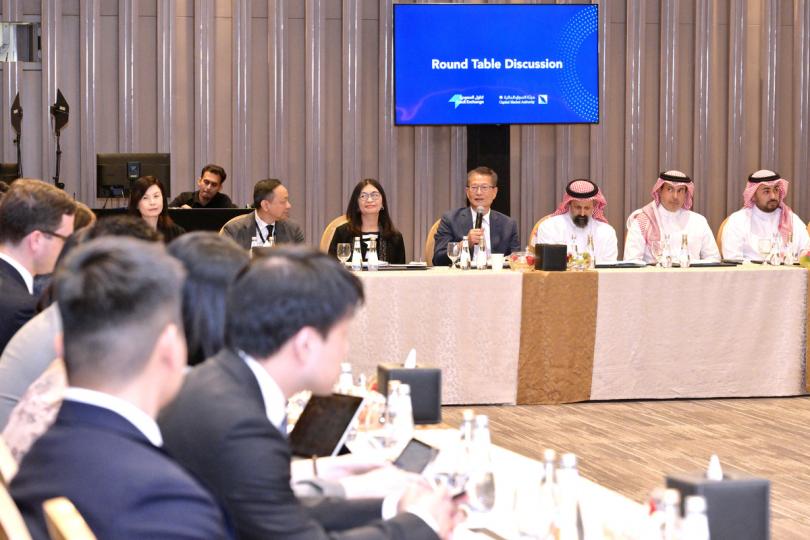 加強合作:  陳茂波（右四）與Mohammed bin Abdullah Elkuwaiz（右三）共同主持資產市場圓桌會議。