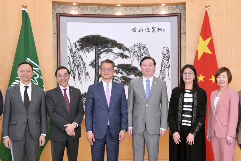 會面共議:  陳茂波（左三）與代表團部分主要成員拜會中國駐沙特阿拉伯大使常華（右三）。