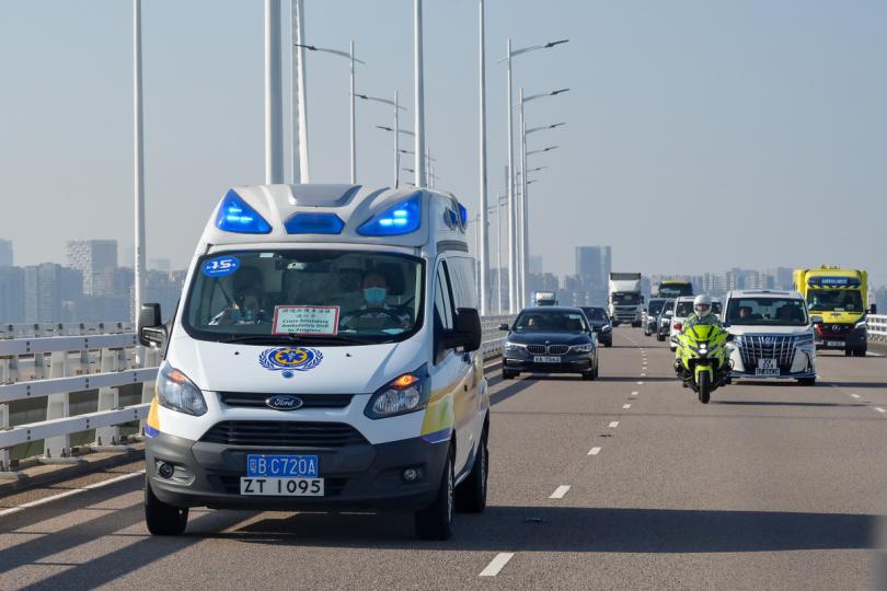 模擬實況:  參與大灣區跨境直通救護車試行計劃演練的跨境救護車經深圳灣公路大橋前往屯門醫院。