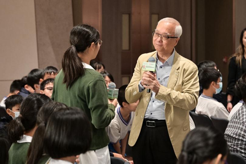 綠色對話:  謝展寰（右）出席國際環保博覽公眾日活動的對話環節 ，與參加者討論環保議題。