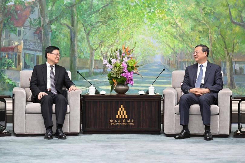 滬港合作:  李家超（左）在上海與陳吉寧會面。