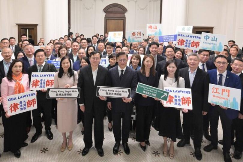 聚首一堂: 張國鈞(第一排右五)與內地、澳門和香港法律界人士會面。 聚首一堂: 張國鈞(第一排右五)與內地、澳門和香港法律界人士會面。