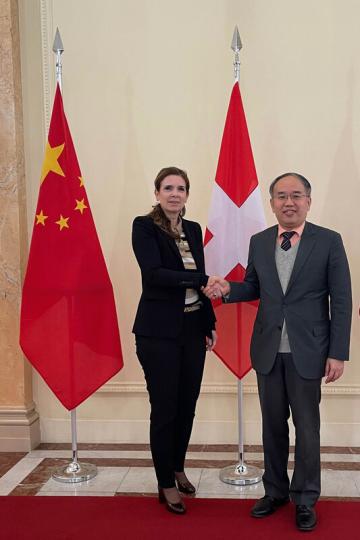 探討合作:  許正宇（右）在伯恩會晤Daniela Stoffel。