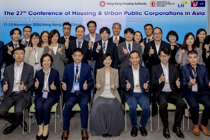 安居樂業:  何永賢（前排中）出席亞洲公共房屋機構研討會並與嘉賓合照。