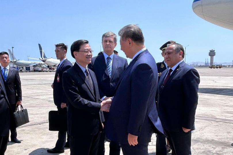 聚首:  李家超（前排左）迎接到秘魯出席亞太區經濟合作組織領導人非正式會議並進行訪問的習近平（前排右）。