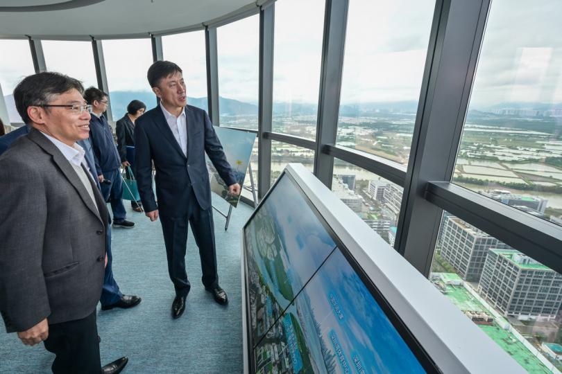 匯報進展:  林世雄（左）在深圳聽取跨境鐵路項目規劃的匯報。