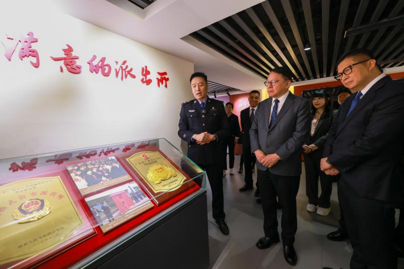 合作無間:  陳國基（前排中）率領代表團前往廣州交流考察，參觀廣州市公安局華樂派出所。旁為鄧炳強（前排右）。