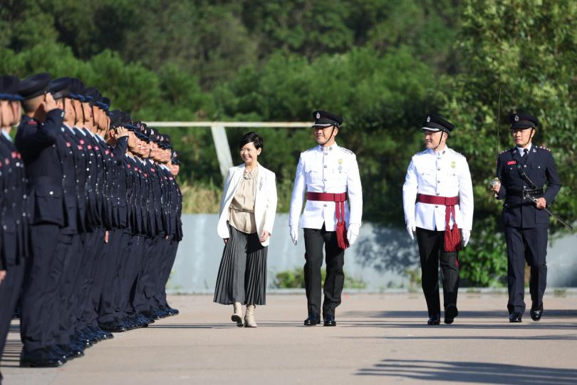服務巿民:  何永賢（右四）在消防處結業會操檢閱學員。
