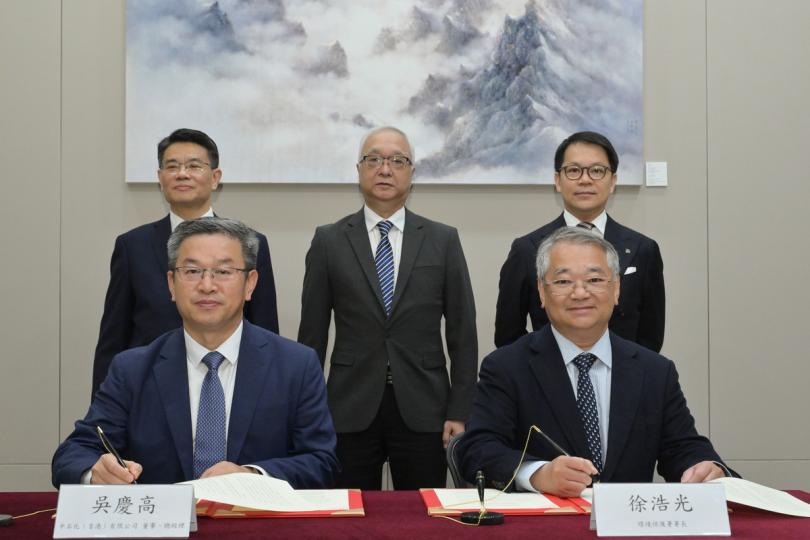 加強合作:  謝展寰（後排中）見證環保署與中石化簽署《關於香港氫能發展和應用的合作備忘錄》。