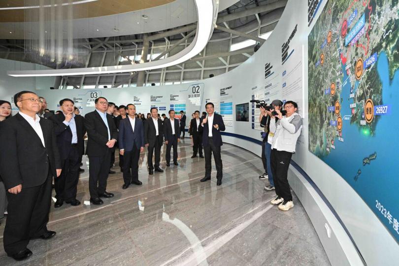 海灣規劃:  陳國基（左三）參觀東莞濱海灣新區展示中心。