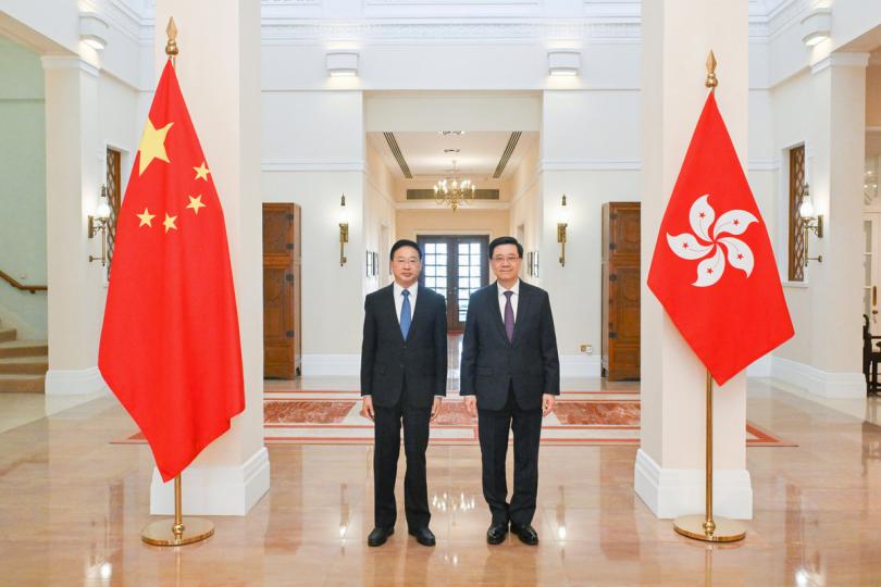 交流:  李家超（右）在禮賓府與童建明會面。