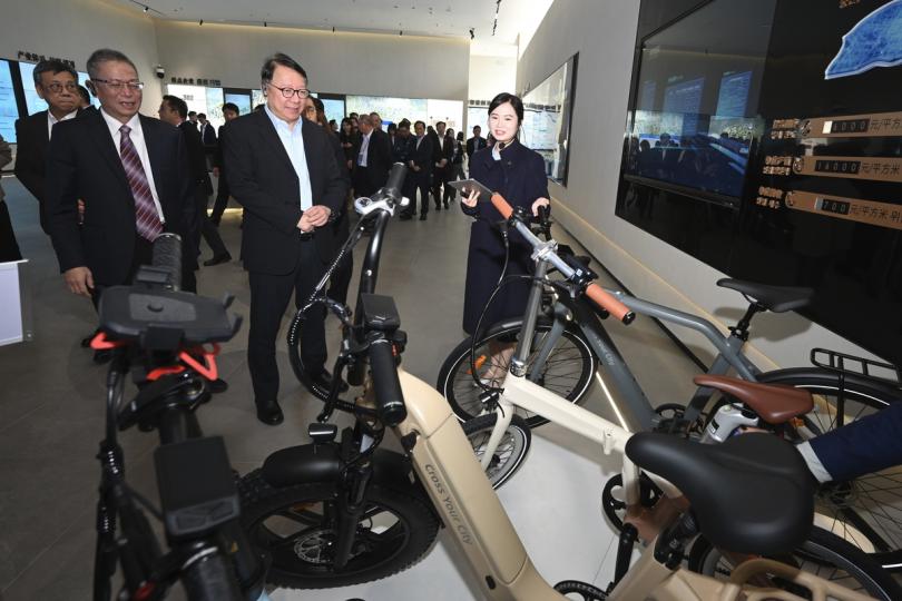 新興產業:  陳國基（右二）參觀中韓（惠州）產業園起步區。