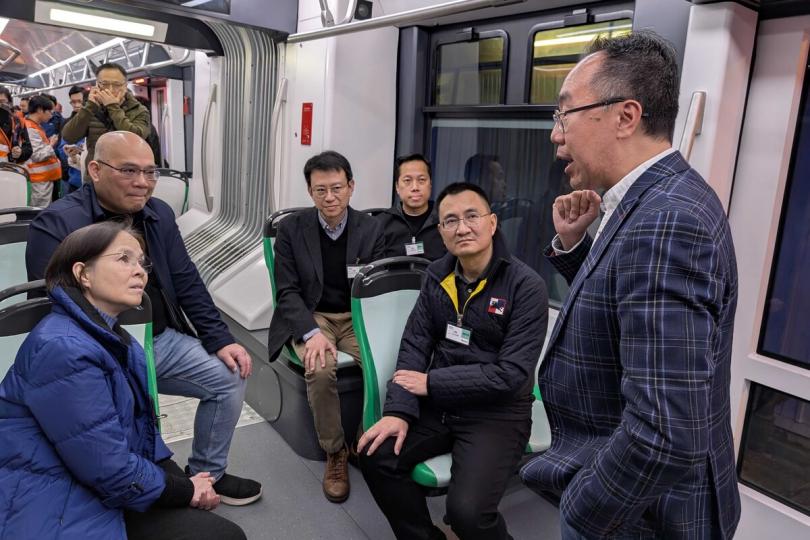 新能源:  氫能源跨部門工作小組成員今晨參觀港鐵的氫能源有軌電車研究試驗項目。