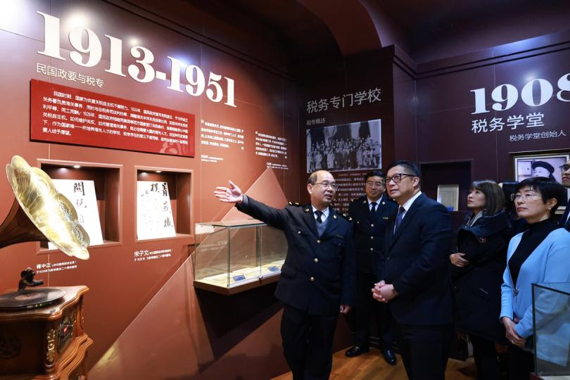 訪滬:  鄧炳強（中）到訪上海海關學院。