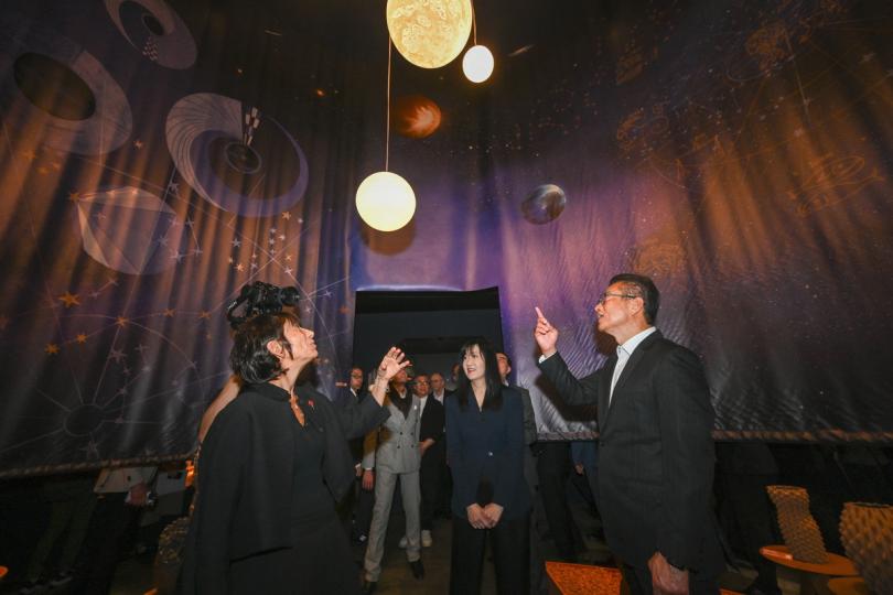 文創合作:  法國殿堂級國際設計展會Maison&Objet首次在港亮相大型展覽。陳茂波（右）說，他去年出訪巴黎時曾邀請對方來港舉辦展覽。