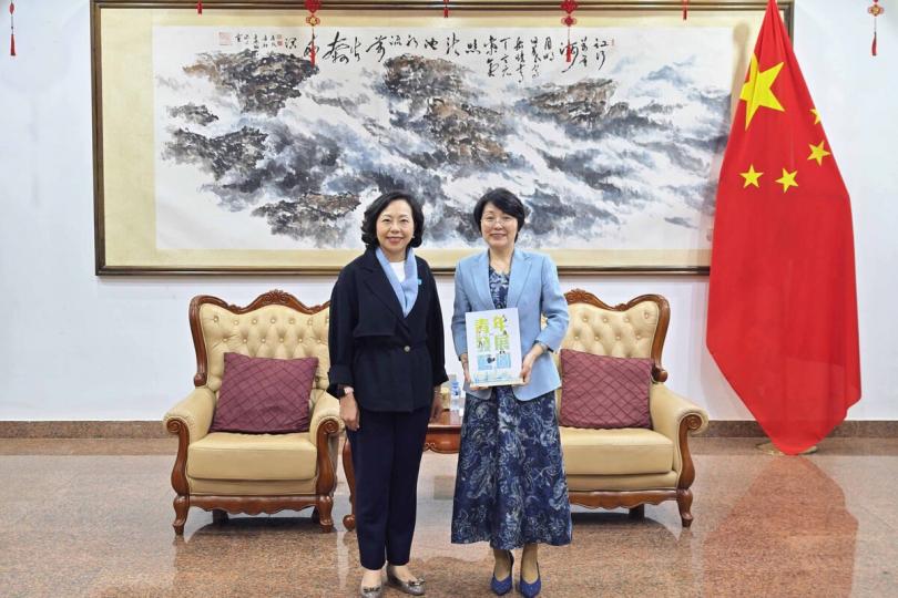 關心青年:  麥美娟（左）在老撾拜訪方虹，雙方就促進青年發展事宜交流。