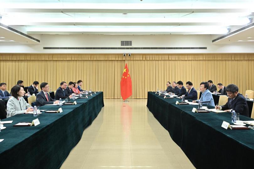 人才強國:  李家超（左二）與王曉萍（右二）就特區政府在教育科技人才一體融合發展、推動香港成為國際高端人才集聚高地等議題交換意見。