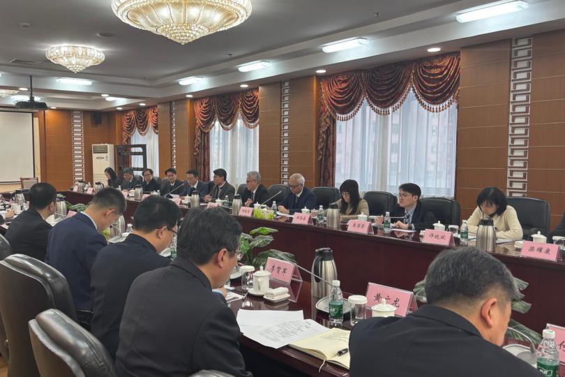 協調合作:  市監總局與機電工程署簽訂《質量安全管理合作安排》。謝展寰（右四）、潘國英（右五）與市監總局人員進行會議。