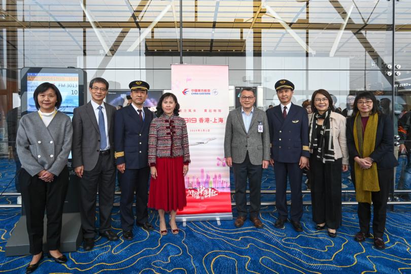 歷史時刻:  陳美寶（左四）在香港國際機場出席慶祝東航C919上海往返香港定期商業航班儀式。