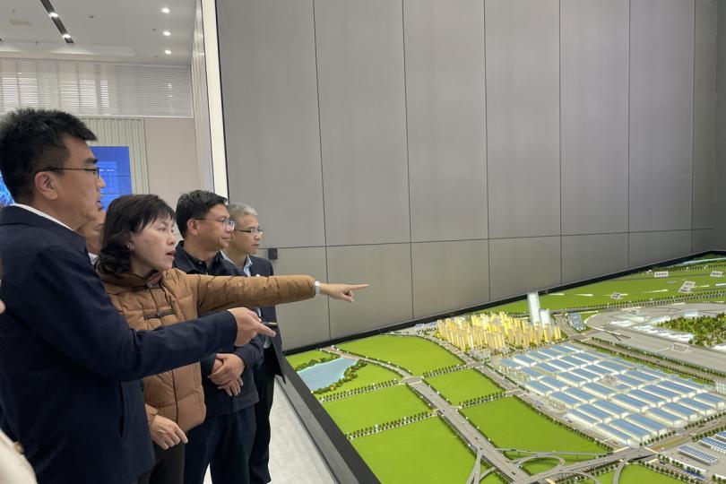促進合作:  陳美寶（左二）考察南寧國際鐵路港，了解廣西物流發展。