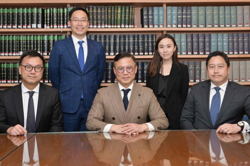 解決糾紛:  張國鈞（前排中）與體育爭議解決諮詢委員會成員舉行會議。