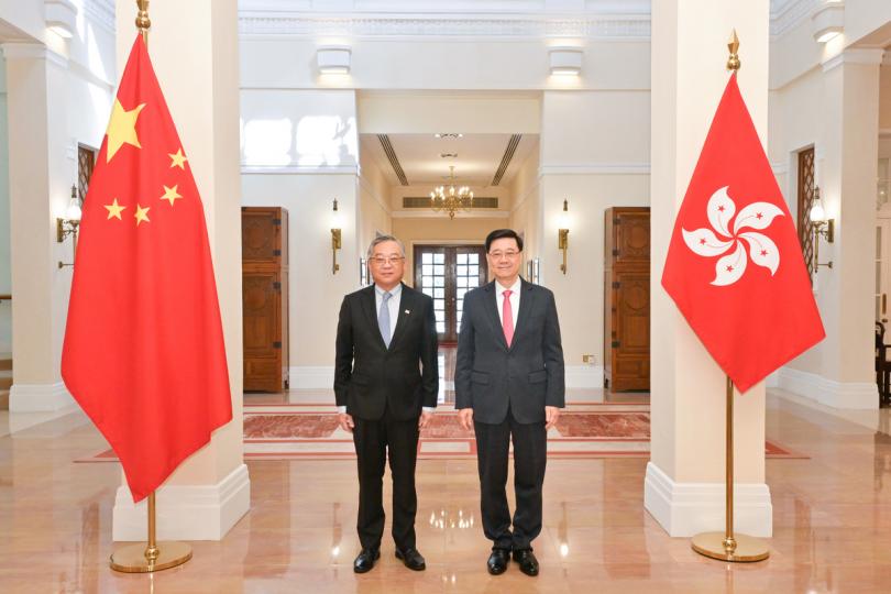 歡迎到訪:  李家超（右）在禮賓府與顏金勇會面。