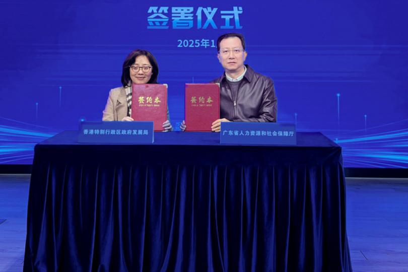 引才育才:  甯漢豪（左）在廣州和杜敏琪共同簽署《關於建築人才開發合作意向書》。