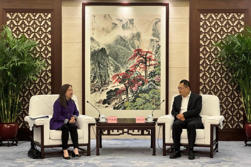 文旅協作:  羅淑佩（左）與劉紅兵會面，向他介紹文藝創意產業發展藍圖和香港旅遊業發展藍圖2.0。