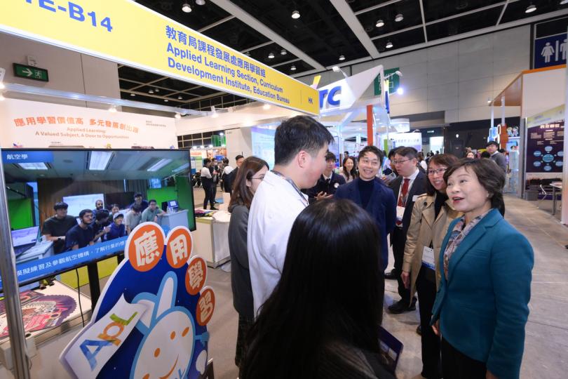 升學資訊:  蔡若蓮（右）在教育及職業博覽2025參觀教育局推廣應用學習的攤位。