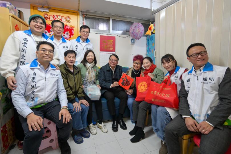 共享歡欣:  陳國基（前排左四）探訪居於寶林邨的雙老基層家庭。